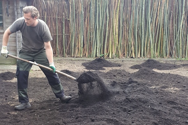 Bodem verbeteren voor gazonaanleg